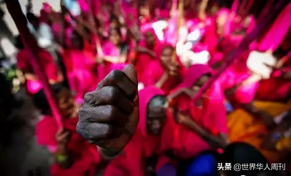 印度大媽創立“粉紅幫”：40萬成員全是女性，個個拿棍棒反抗家暴