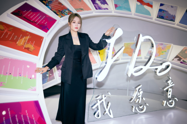 馬思純瘦下來更有“少女感”，穿白毛衣配短裙，甜美溫柔又減齡