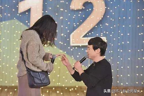 娛樂圈的“男性楷模”，沈騰與老婆相愛18年，小瀋陽爆紅依舊寵妻