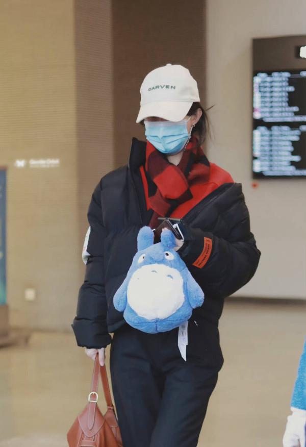 趙麗穎單身後更嫩了！羽絨服配西褲酷帥洋氣，34歲依舊少女感滿滿