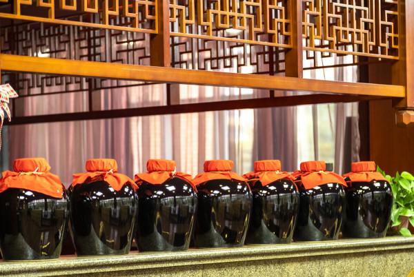 儲存白酒的竅門，不會“跑酒”，越陳越香，家裡白酒多要學會