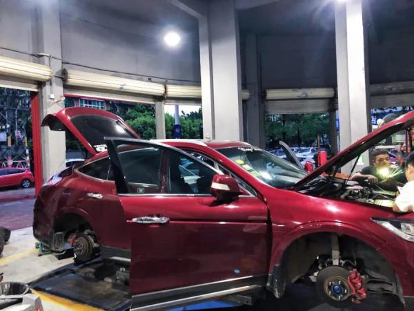 明明長著一張賓士C63的前臉,還說自己是一輛本田? 明明長著一張賓士C63的前臉,還說自己是一輛本田?