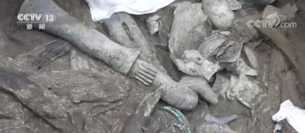 虎年限定！三星堆又上新，“虎頭龍身”還叼著一把刀