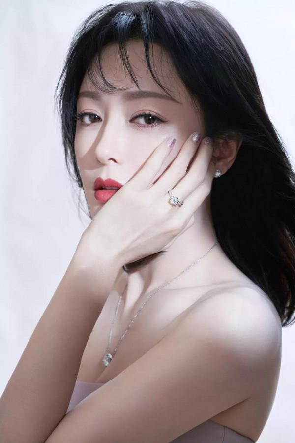 秦嵐美照一冊，欣賞