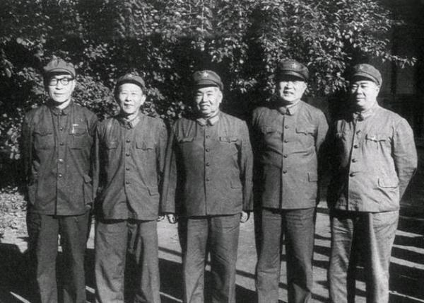 1988年11位大軍區司令合影，4位站後排，徐向前坐前排，C位是誰？