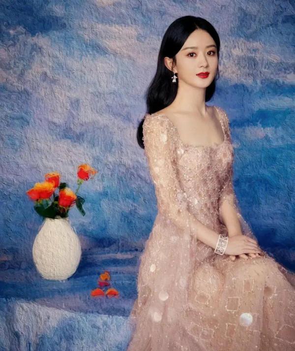 趙麗穎pk張含韻，中秋禮服，還是小趙更勝一籌