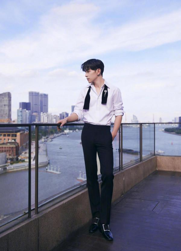 RogerVivier品牌代言人鄧倫,今日份成熟穩重又酷又帥的大男孩 RogerVivier品牌代言人鄧倫,今日份成熟穩重又酷又帥的大男孩