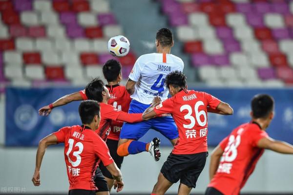 中超-孫準浩世界波奧斯卡失點，爭冠戰泰山2-0海港，8分優勢領跑