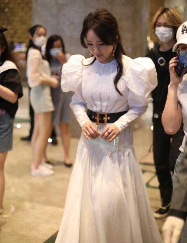 50歲楊鈺瑩不肯優雅老去,還穿泡泡袖公主裙扮少女,氣質確實不錯 50歲楊鈺瑩不肯優雅老去,還穿泡泡袖公主裙扮少女,氣質確實不錯