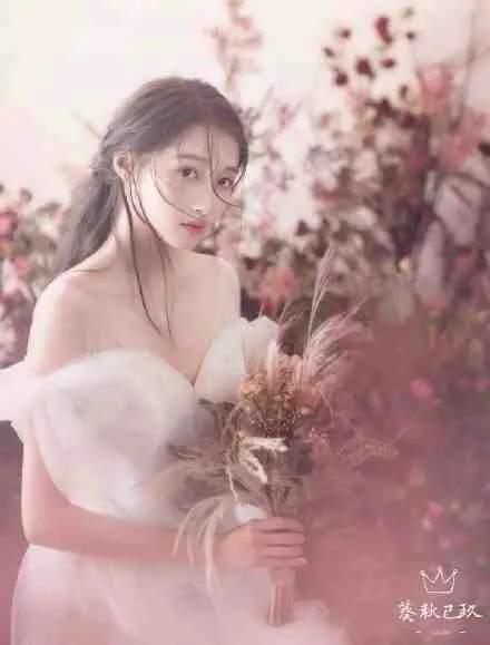 眾女神的劇中的新娘，身披婚紗美麗恬靜，眼中盡是柔情