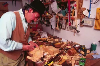 78歲大爺雕貼身衣物,一件25萬!網友看完後都說:有點味道 78歲大爺雕貼身衣物,一件25萬!網友看完後都說:有點味道