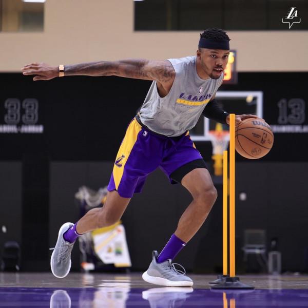 全員歸位！湖人官推曬貝茲莫爾訓練照：Baze在訓練館裡