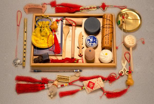 寶寶“抓周”攥住一物不放手，奶奶氣得“暴走”，氛圍被破壞光