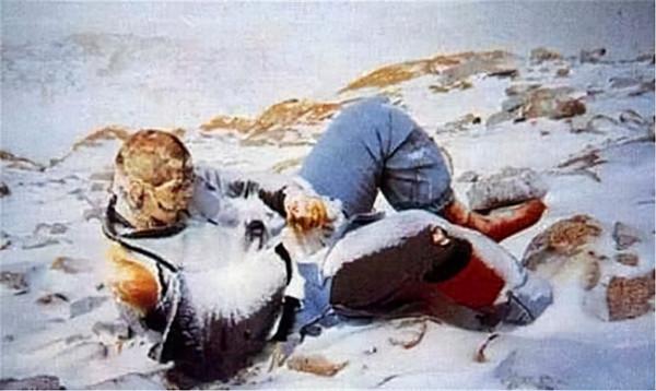 98年，美國女登山家在海拔8千米倒下，9年後有人看不下去將其安葬