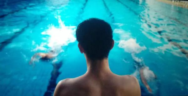 五個撲水的少年,一股傻傻的勇氣 五個撲水的少年,一股傻傻的勇氣