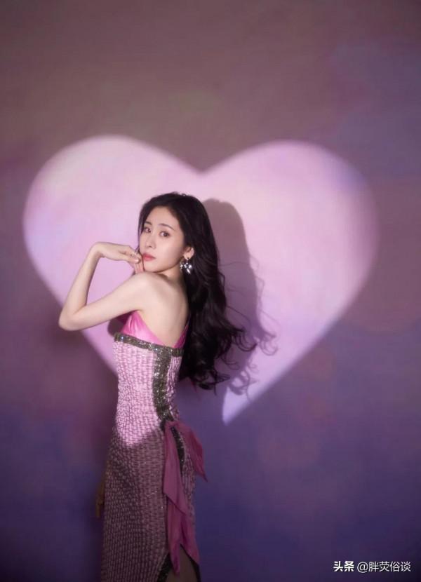 張碧晨一身現代裝很大氣，就是眼光不太好喜歡上了華晨宇