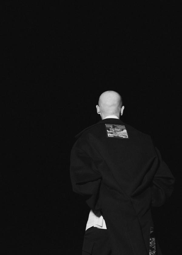 朱亞文亮相《長津湖之水門橋》釋出會 剃光頭展型男氣質