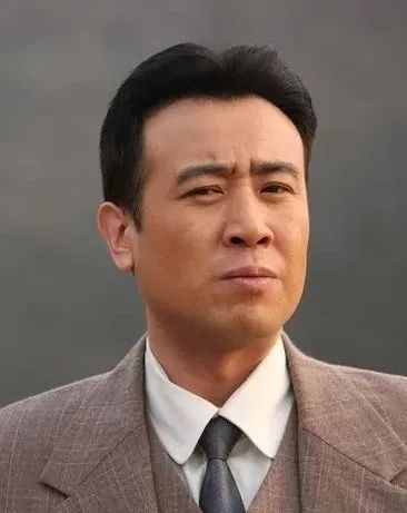 於和偉：50歲大紅視帝，曾和小14歲女星傳緋聞，結髮妻子也是演員