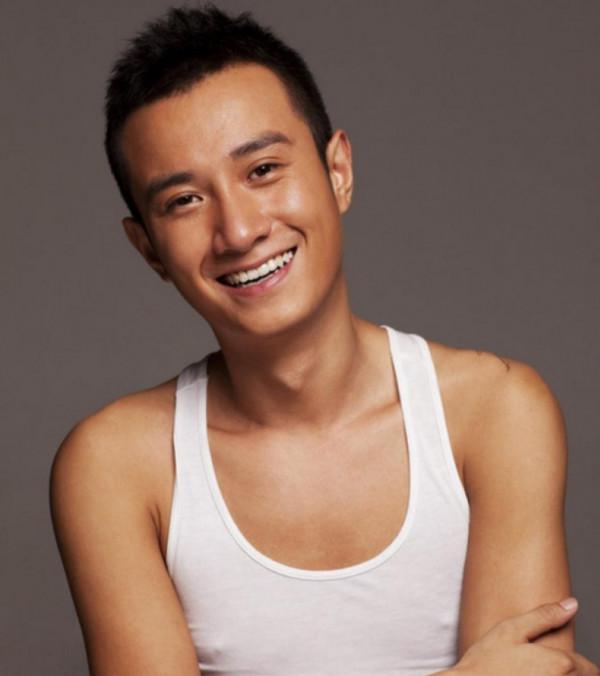 37歲文章現身醫院，隻身看病無人陪伴，一瘸一拐痛到呲牙好心酸