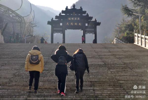乘坐西峰索道上華山