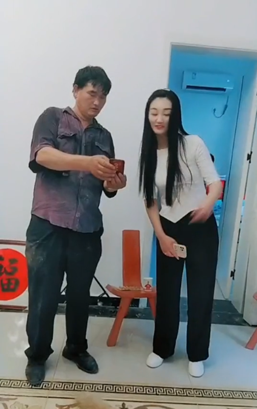 大衣哥兒媳掌握“流量密碼”，黑褲打扮似鄰家女孩，比之前討人喜