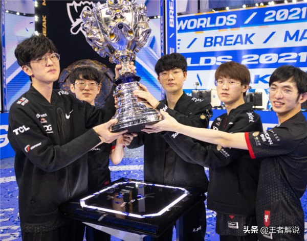 EDG世界賽奪冠，老隊員pawn卻輸掉了比賽，faker好友也被霸哥碾壓