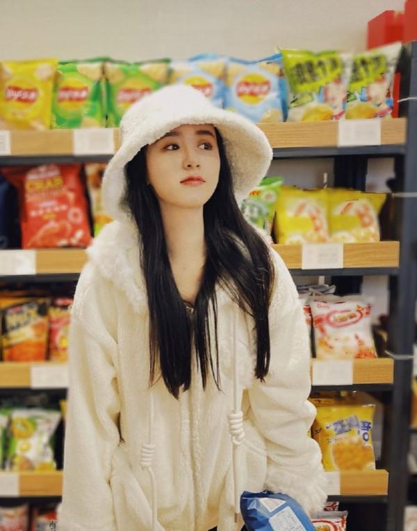 袁冰妍甜美值爆表，穿奶白色寬鬆上衣配漁夫帽，陽光又溫柔