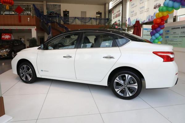 測評軒逸·純電，雙色外觀，動力充足