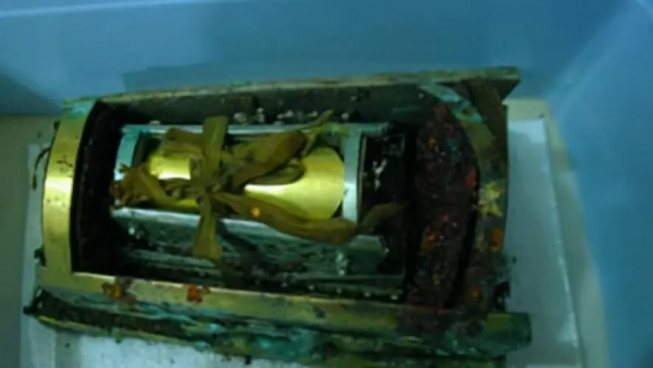 08年，山西古寺挖出唐代金棺，外包五層棺槨，金棺裡面發現舍利子