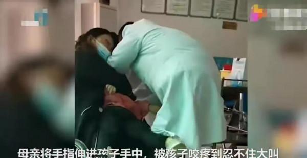 為母則剛！孩子高燒抽搐媽媽塞手指防咬舌，疼得忍不住大叫 &quot;啊…&quot;