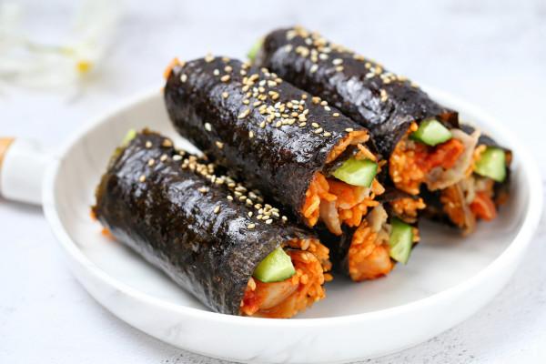 香噴噴的肥牛飯卷,不用竹簾直接上手卷,孩子一口氣吃了好幾根 香噴噴的肥牛飯卷,不用竹簾直接上手卷,孩子一口氣吃了好幾根