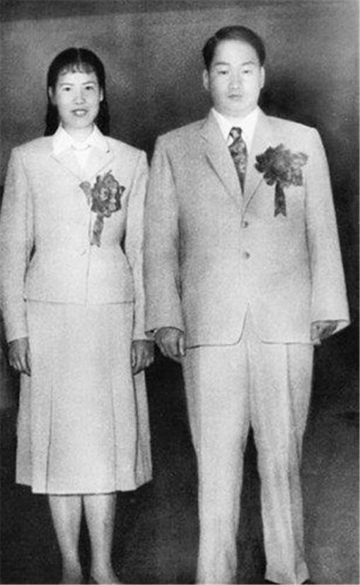 邵華結婚後第一次見毛主席，毛主席囑咐：不要忘記你的媽媽楊開慧