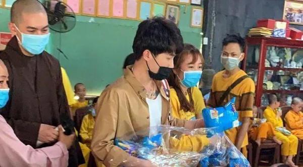 越南180高帥小夥明明可以當明星開豪車,卻偏要當和尚養棄嬰? 越南180高帥小夥明明可以當明星開豪車,卻偏要當和尚養棄嬰?