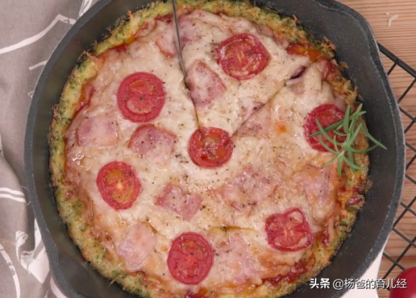 西蘭花風味的番茄芝士披薩，鮮香拉絲又解饞，孩子愛吃的美味輔食