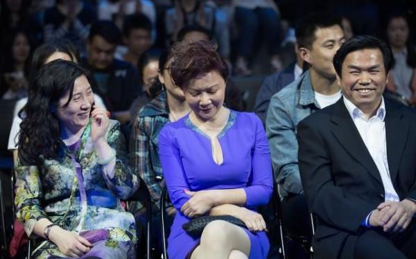 蔡明真沒把自己當老年人，快60了還穿著不咋保守的裙子，真厲害