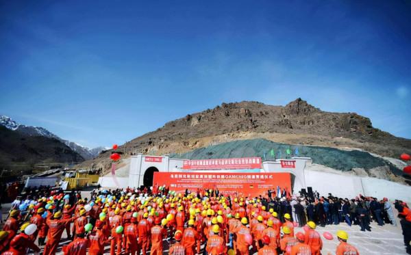 34億大單，美歐無人敢接？中國霸氣承諾，900天修成世界最難鐵路