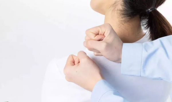 背部是陽中之陽！經常拍一拍，可緩解疼痛，疏通經絡，調理全身