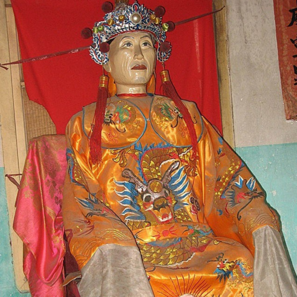 2000年，江西孝子遵遺囑將父製成“木乃伊”，供奉家中無人敢拜訪