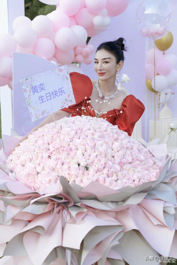 黃奕44歲生日和女兒穿親子裙合影，感慨：最好的年齡不是18是當下