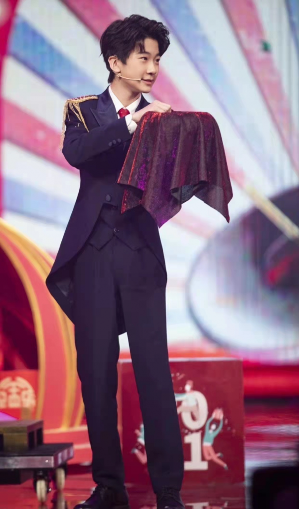 《爸爸去哪兒》萌娃們現狀，石頭魁梧，貝兒全能，費曼胖到認不出