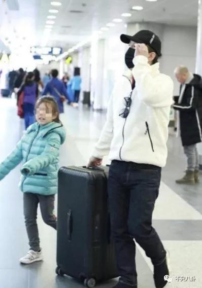 黃渤和女經紀人這個碰胳膊的動作，嚇壞大家了......