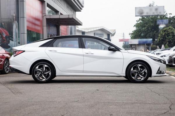 被伊蘭特的顏值折服，卻糾結於車型選擇？我來給你建議