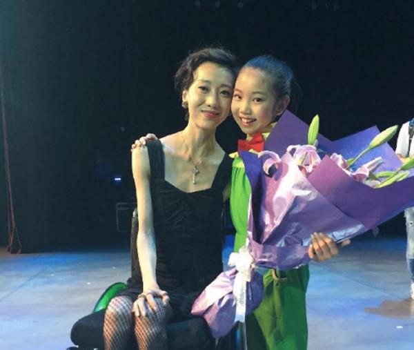 一秒之差從奧運舞臺摔落，終身殘疾，張藝謀愧疚一生的女人還好嗎