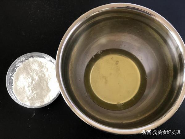 用蛋清做小零食簡直太香了，兩個蛋清做一堆！入口即化寶寶超喜歡