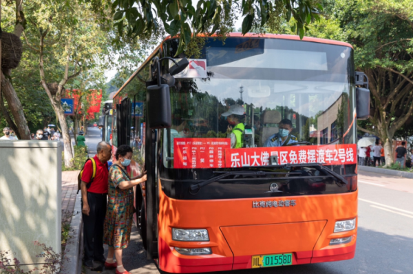 “寵遊客”模式開啟 樂山大佛國慶首日“圈粉”2.2萬人次 “寵遊客”模式開啟 樂山大佛國慶首日“圈粉”2.2萬人次