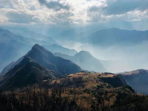 高山之上，秦嶺終南山有個原本熱鬧的空中村落，也許即將永遠消亡
