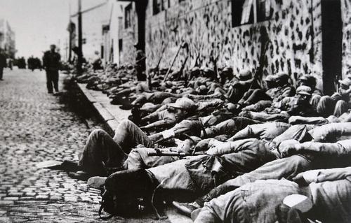 蔣介石看著十大元帥名單，沉思一會指著陳毅說：這人太厲害了