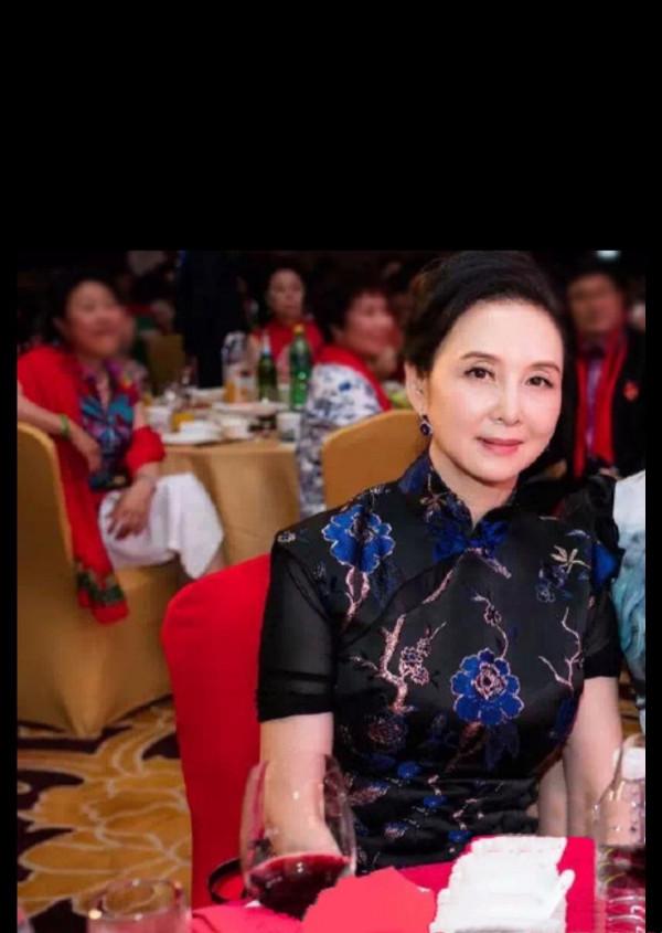 86版“嫦娥”還是那麼美，邱佩寧西裝配長裙高雅貴氣，哪像60多歲