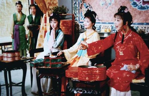 查抄大觀園，三位表小姐只有寶釵避嫌搬走，為何黛玉湘雲都不搬？