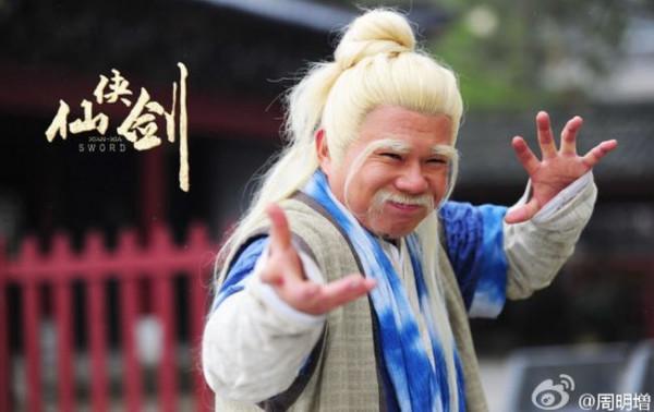 《龍游天下》丁五味，51歲在遊覽車當推銷員，他爸還曾是著名諧星